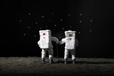 卡通创意时尚女士风衣摄影照片_探索夜晚宇航员模拟月球创意微距摄影图配图