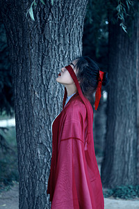 大气古典中国风摄影照片_国潮白天汉服女装树下凝思摄影图配图