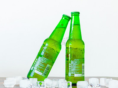 世界杯啤酒摄影照片_冰啤酒白天啤酒餐厅干杯摄影图配图