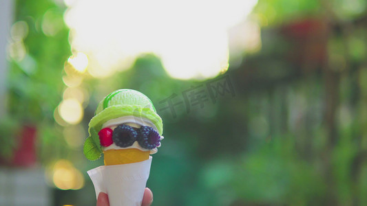 夏天手拿冰淇淋甜筒雪糕意境