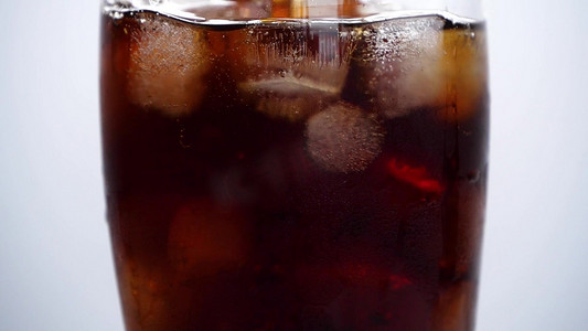 可乐饮品摄影照片_夏日冰可乐可乐加冰饮品夏天夏季汽水