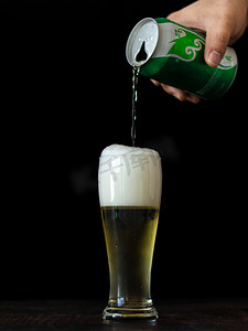 世界杯摄影照片_倒啤酒白天啤酒酒吧倒啤酒摄影图配图