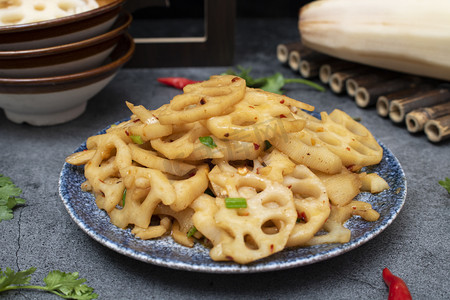 鱼香莲藕摄影照片_莲藕美食白天藕片小吃厨房美食摆拍摄影图配图