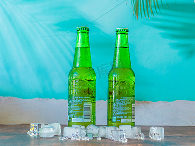 世界杯啤酒摄影照片_啤酒凉爽冰块白天啤酒餐厅静物摄影图配图
