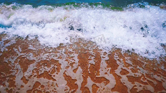 清凉夏日海边摄影照片_实拍夏天海浪卷沙滩海水特写自然风景