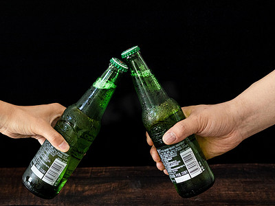 啤酒干杯白天啤酒喝酒干杯摄影图配图
