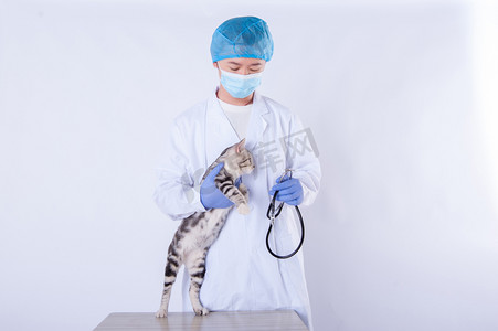 医生和猫白天男医生和猫室内单手抱猫摄影图配图