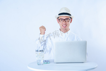 商务办公白天穿白衬衣的男人办公室加油手势摄影图配图
