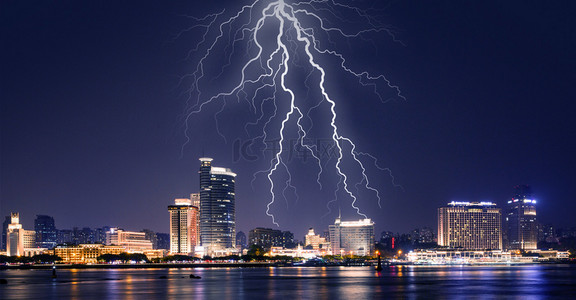 雷电天气背景图片_城市上空的雷电闪电