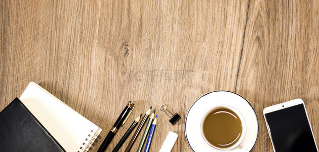 咖啡色背景图片_桌面桌子木质咖啡色简约商务