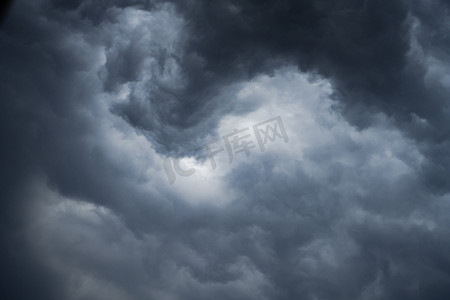 气候摄影照片_夏天自然风光白昼阴云密布户外乌云翻滚摄影图配图
