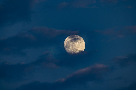 中秋节摄影照片_月亮晚上月亮天空晚上摄影图配图