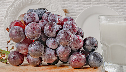 夏天应季水果清晨一串新鲜葡萄室内餐桌静物摆拍摄影图配图