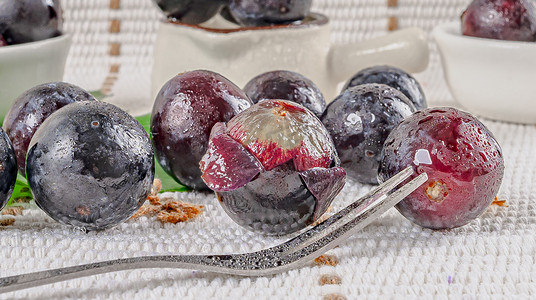 夏天应季水果白昼排列的葡萄室内餐桌静物摆拍摄影图配图