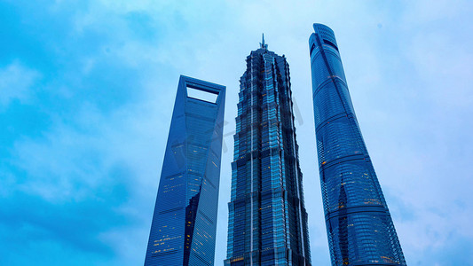 上海陆家嘴三件套商务办公楼屹立云端