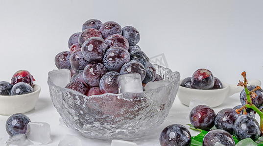 夏天应季水果白昼玻璃碗里的葡萄室内静物摆拍摄影图配图