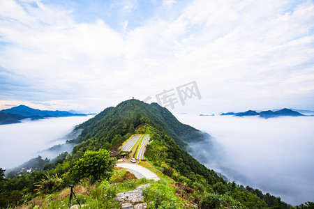 夏天高山云海夏天云海山峰户外高视角摄影图配图