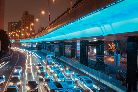 线条城市摄影照片_城市夜晚桥车流灯光摄影图配图