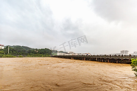 水灾早上桥梁河边流动摄影图配图