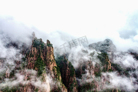 黄山夏天摄影照片_旅游下午山峰山区漂动摄影图配图