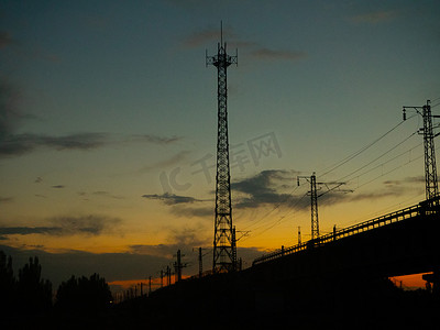 自然风光夕阳信号塔天空中剪影美景摄影图配图