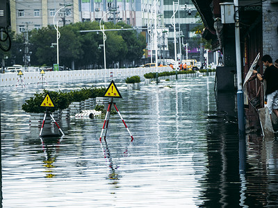 抗震救灾摄影照片_被淹的城市白天城市被雨水淹没摄影图配图