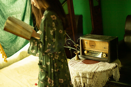 文艺图片夕阳长发的女人卧室看书摄影图配图