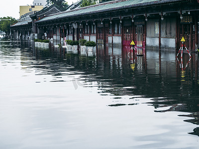 抗震救灾摄影照片_被淹的城市白天城市街道房屋被雨水淹没摄影图配图