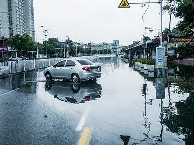 城市大雨白天雨水里的汽车在马路上停着摄影图配图