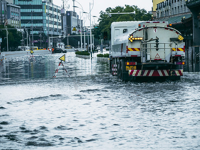 被淹的城市阴天救援车积水里前行摄影图配图