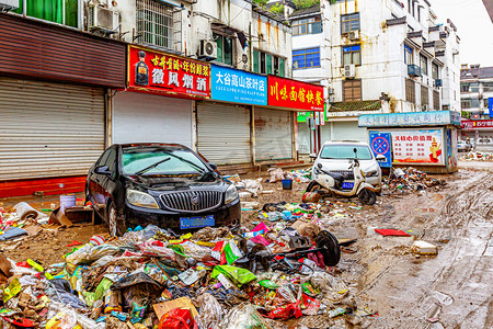 水灾捐款摄影照片_洪灾早晨房屋山城流动摄影图配图