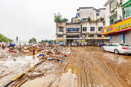 水灾摄影照片_水灾清晨房屋山城流动摄影图配图