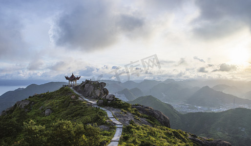 大山摄影照片_山上的亭子下午亭子山上无摄影图配图