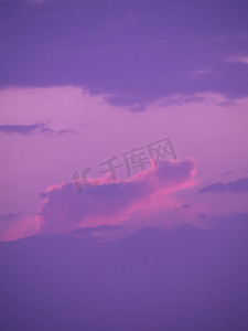 自然风光傍晚蓝色天空紫色云彩动物形态漂浮着摄影图配图