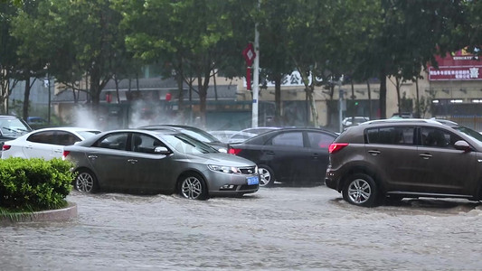 河南开封万岁山摄影照片_大雨中行驶的汽车