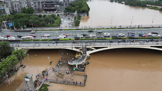 洪灾摄影照片_城市洪涝洪峰过境桥梁交通
