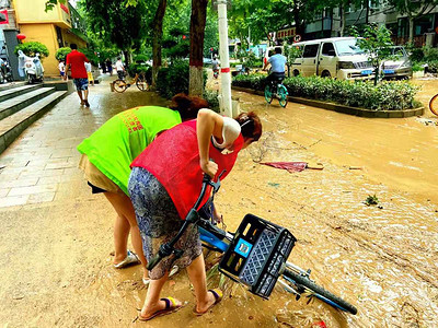 暴雨内涝防洪减灾清理淤泥摄影图配图