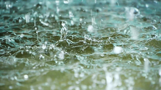 摄影照片_大雨雨滴湖面雨滴水面雨水