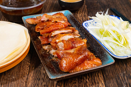三高食物摄影照片_食物早上北京烤鸭室内葱丝摄影图配图