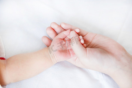 婴儿手势手大手拉小手新生母婴摄影图配图