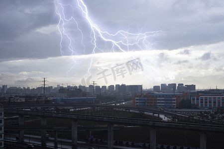 风雨城市白天雷电天气城市风景实拍摄影图配图