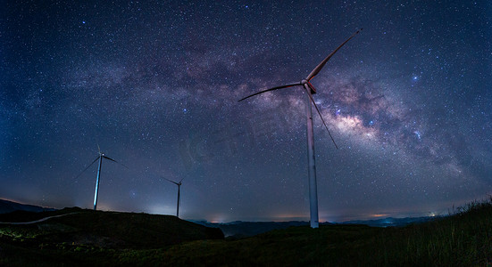 风吹摄影照片_银河晚上星空高坡风吹摄影图配图