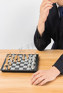 游戏棋牌游戏摄影照片_休闲下棋白天国际象棋室内棋牌摄影图配图