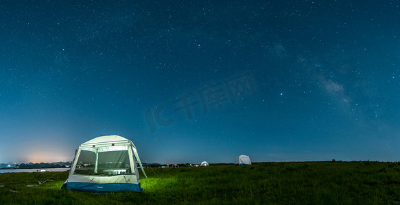 节目单蓝色摄影照片_星星晚上银河高坡星轨摄影图配图