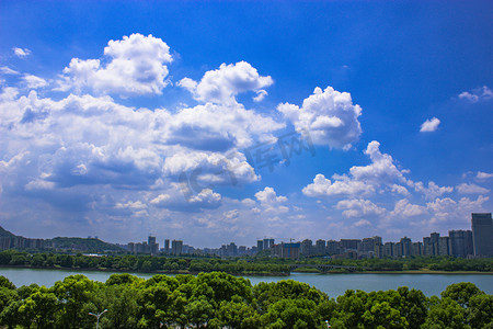 长沙湘江摄影照片_湖南长沙晌午城市风光蓝天白云橘子洲摄影图配图