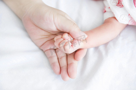 手势婴儿手势新生婴儿母婴大手拉小手摄影图配图