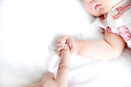 婴儿手势母婴新生大手小手婴儿摄影图配图