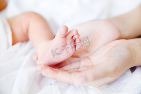 婴儿脚丫新生婴儿母婴可爱脚丫摄影图配图