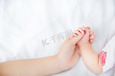 婴儿手势母婴大手小手新生婴儿摄影图配图