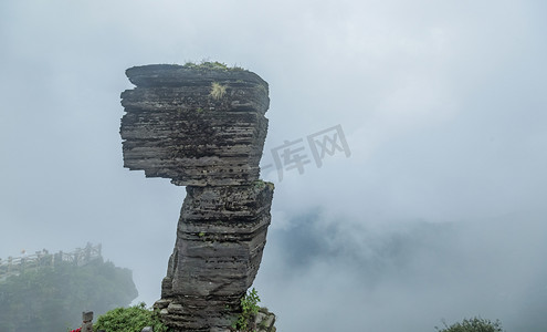 摄影照片_蘑菇石八月蘑菇石梵净山摄影摄影图配图